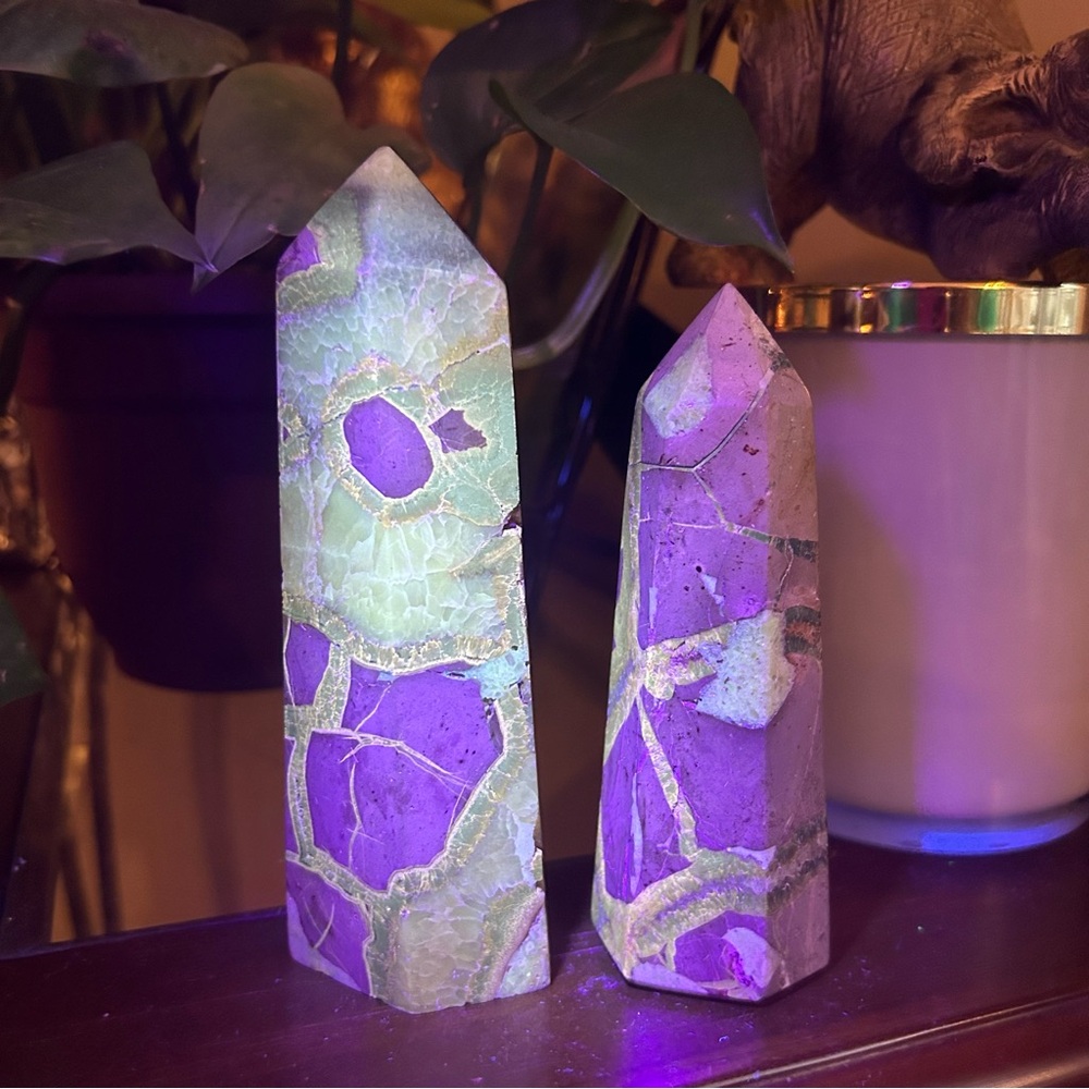 Natural Septarian Stone Obelisk - UV reactive - Picture 4 of 11